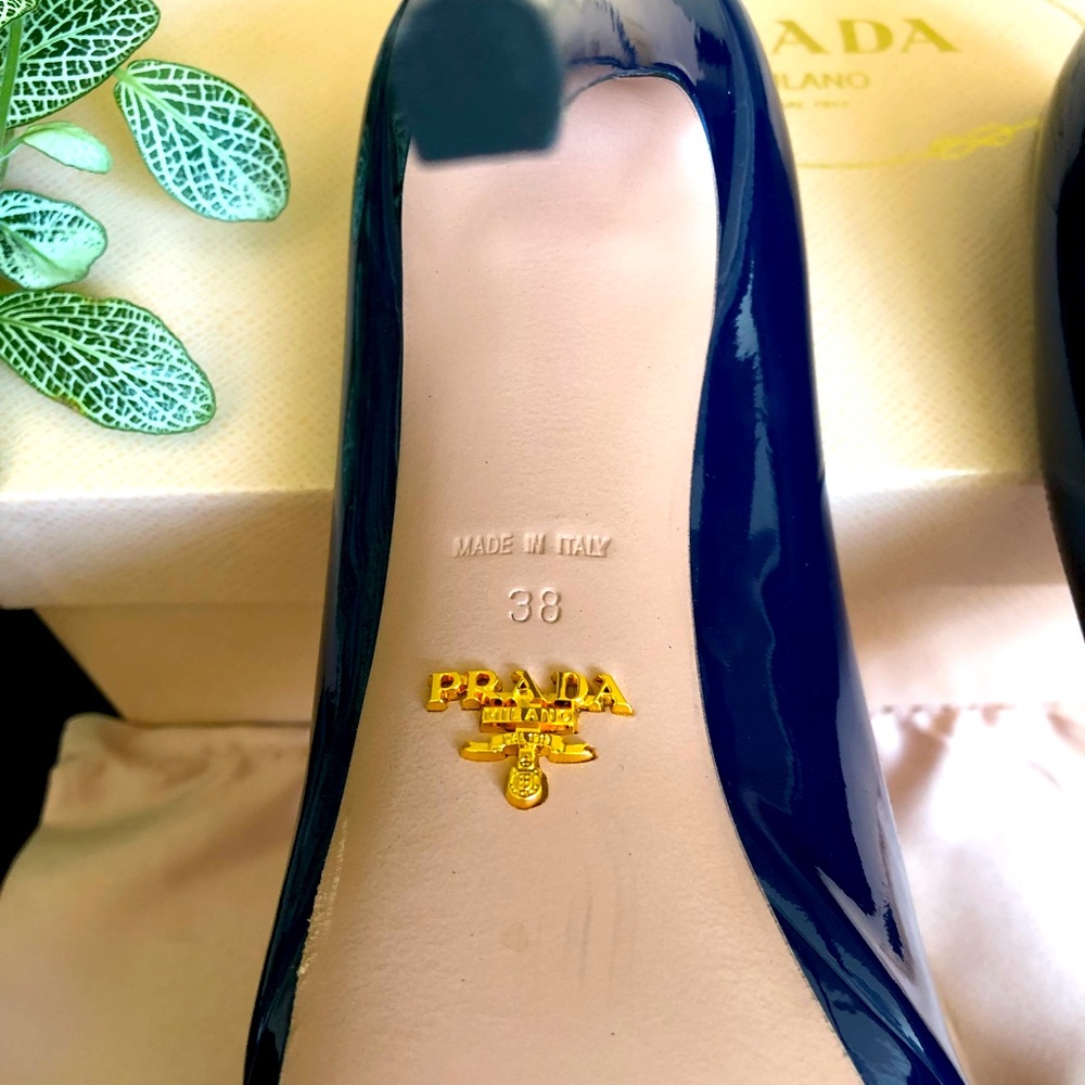 Prada open toe pump in Royal Blue, EU 38 (US 8). 4 1/2“ heel w/ 1/2“ platform. - Picture 4 of 8